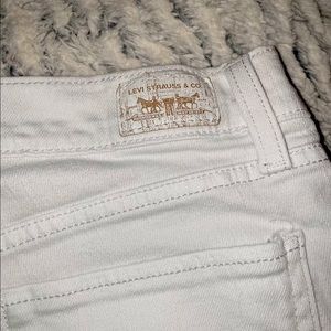 Woman’s Levi white super low 524 size 5